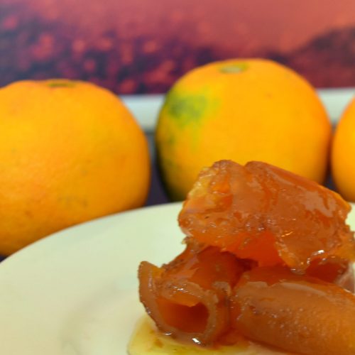 Tüm turunçgillerin kaynağı olan turunç sert bir ekşi tadı ile bilinir. Limondan daha sulu ve daha ekşi olan bu meyveyi Mersin caddelerinde görebilirsiniz ve bu meyveden bir de reçel yapılmaktadır.
Bu bölgede reçeli de yaygın olan Turunçun bu işlem için kabukları kullanılır. (Fotoğraf : Serkan Tultak)